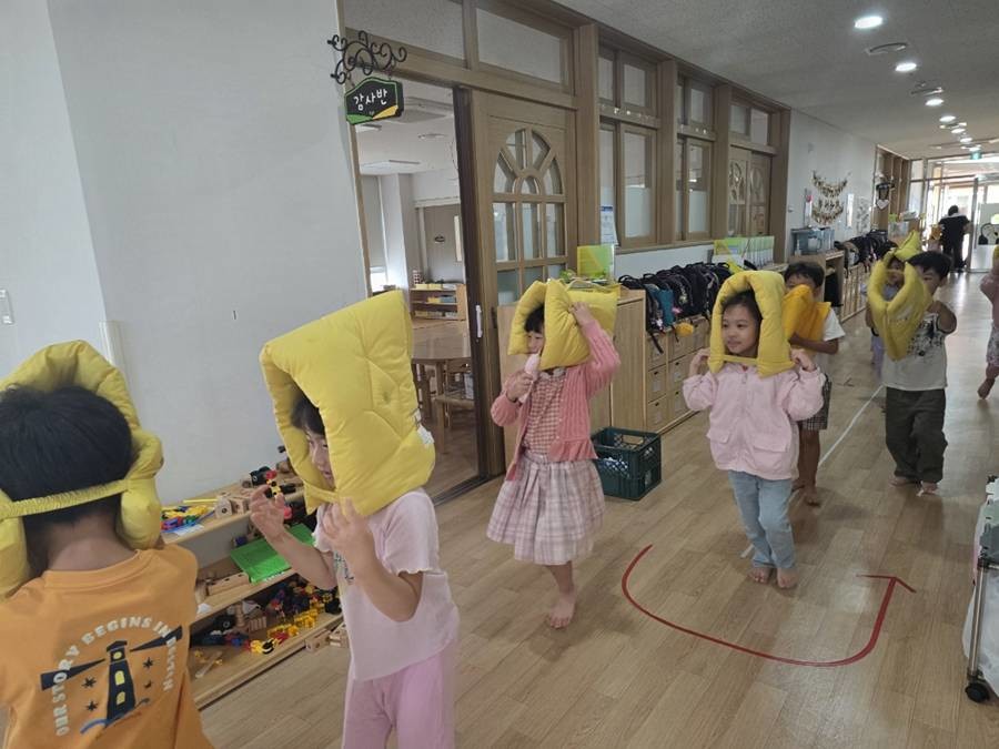 경북교육청은 유아들이 안전하고 건강하게 성장할 수 있는 교육 환경을 조성하기 위해 ‘안심 유아교육 환경 조성 시범유치원’ 43개 원을 선정했다. 사진은 지진 대피 훈련 모습/경북교육청