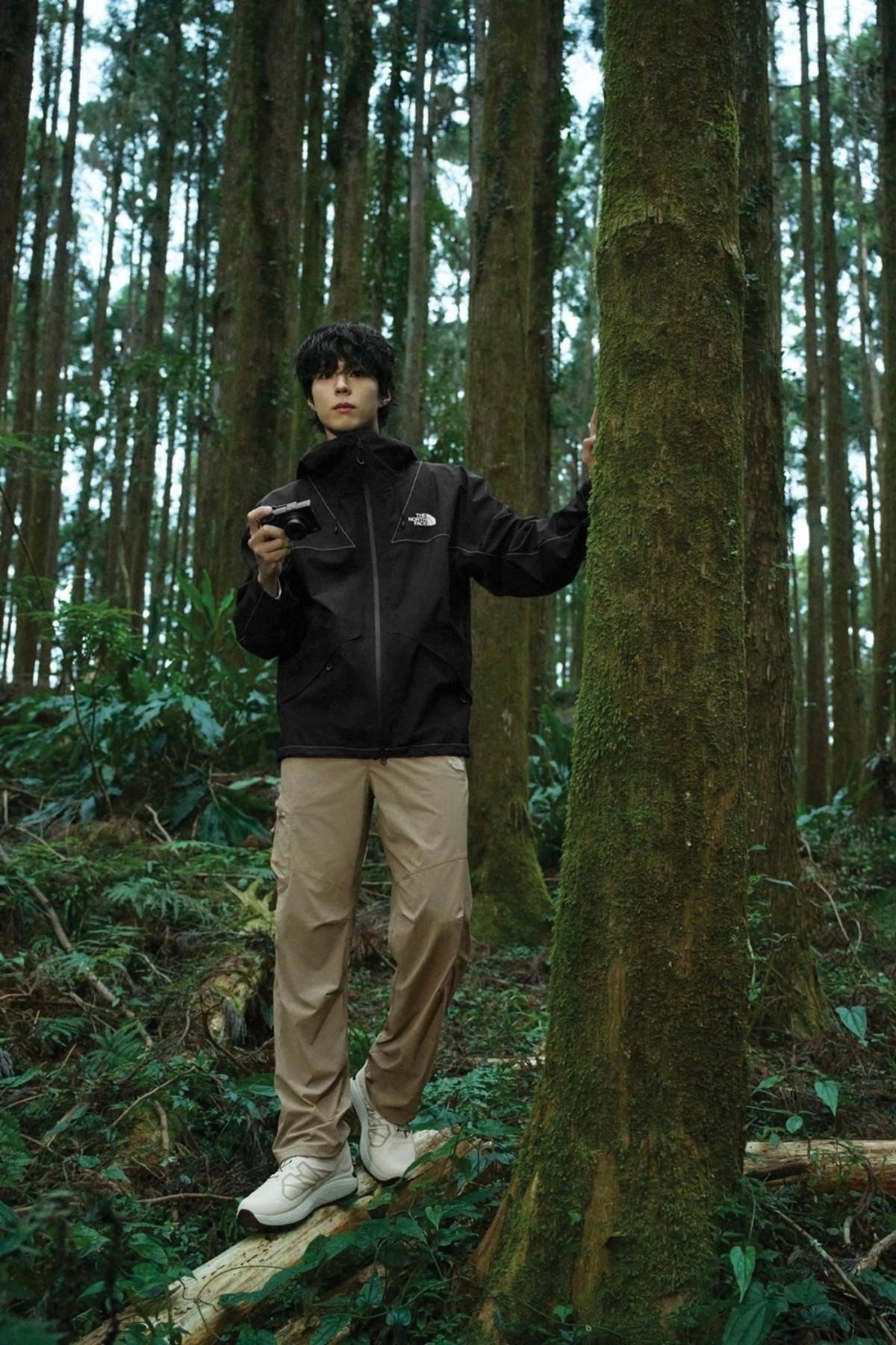 남성용 포티스 재킷 착용한 노스페이스 홍보대사 박보검 / 영원아웃도어 제공
