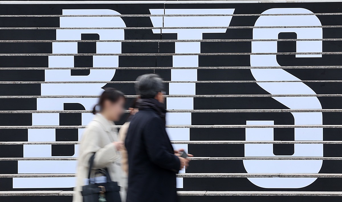 방탄소년단(BTS)의 컴백 라이브 광화문 공연을 앞두고 서울 종로구 세종문화회관 계단에 방탄소년단 공연 홍보물이 마련돼 있다. 공연에 앞서 BTS는 3월 20일 오후 1시 정규 5집 '아리랑'을 발표한다. 기사 이해를 돕기 위한 자료 사진 / 뉴스1