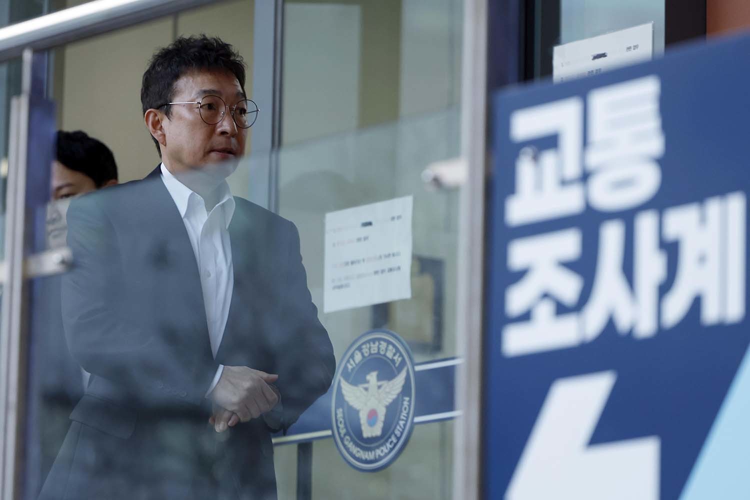 음주운전을 시인한 배우 이재룡이 10일 오후 서울 강남경찰서 교통조사계에서 피의자 신분으로 조사를 받은 뒤 밖으로 나오고 있다. 이 씨는 지난 6일 오후 11시쯤 서울 지하철 9호선 삼성중앙역 인근에서 차량을 몰다 중앙분리대를 들이받고 도주한 혐의를 받는다. / 뉴스1