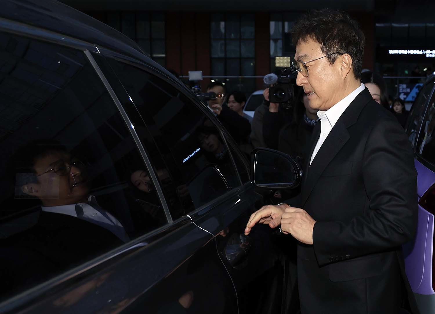 음주운전을 시인한 배우 이재룡이 10일 오후 서울 강남경찰서 교통조사계에서 피의자 신분으로 조사를 받은 뒤 밖으로 나오고 있다. 이 씨는 지난 6일 오후 11시쯤 서울 지하철 9호선 삼성중앙역 인근에서 차량을 몰다 중앙분리대를 들이받고 도주한 혐의를 받는다. / 뉴스1