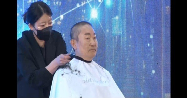 박범계 의원이 지난달 28일 열린 자신의 출판기념회서  .대전·충남 통합 촉구 하면서 삭발을 하고 있다 /사진= 박범계 의원실