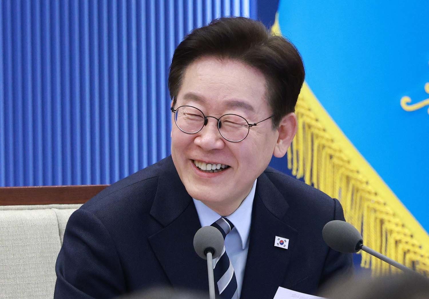 이재명 대통령이 12일 청와대 여민관에서 열린 수석보좌관회의에서 미소 짓고 있다. /뉴스1 (청와대통신사진기자단)