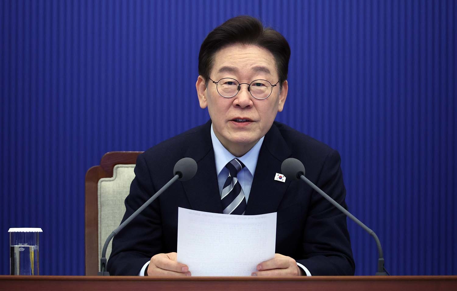 이재명 대통령이 12일 청와대 여민관에서 열린 수석보좌관회의에서 미소 짓고 있다. /뉴스1 (청와대통신사진기자단)