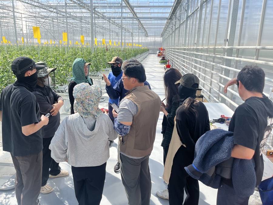 봉화군이 ‘임대형 스마트팜단지’ 준공식을 앞두고 구체적인 사후 관리 로드맵과 상생 대책을 수립했다. 사진은 현장 견학 모습/봉화군