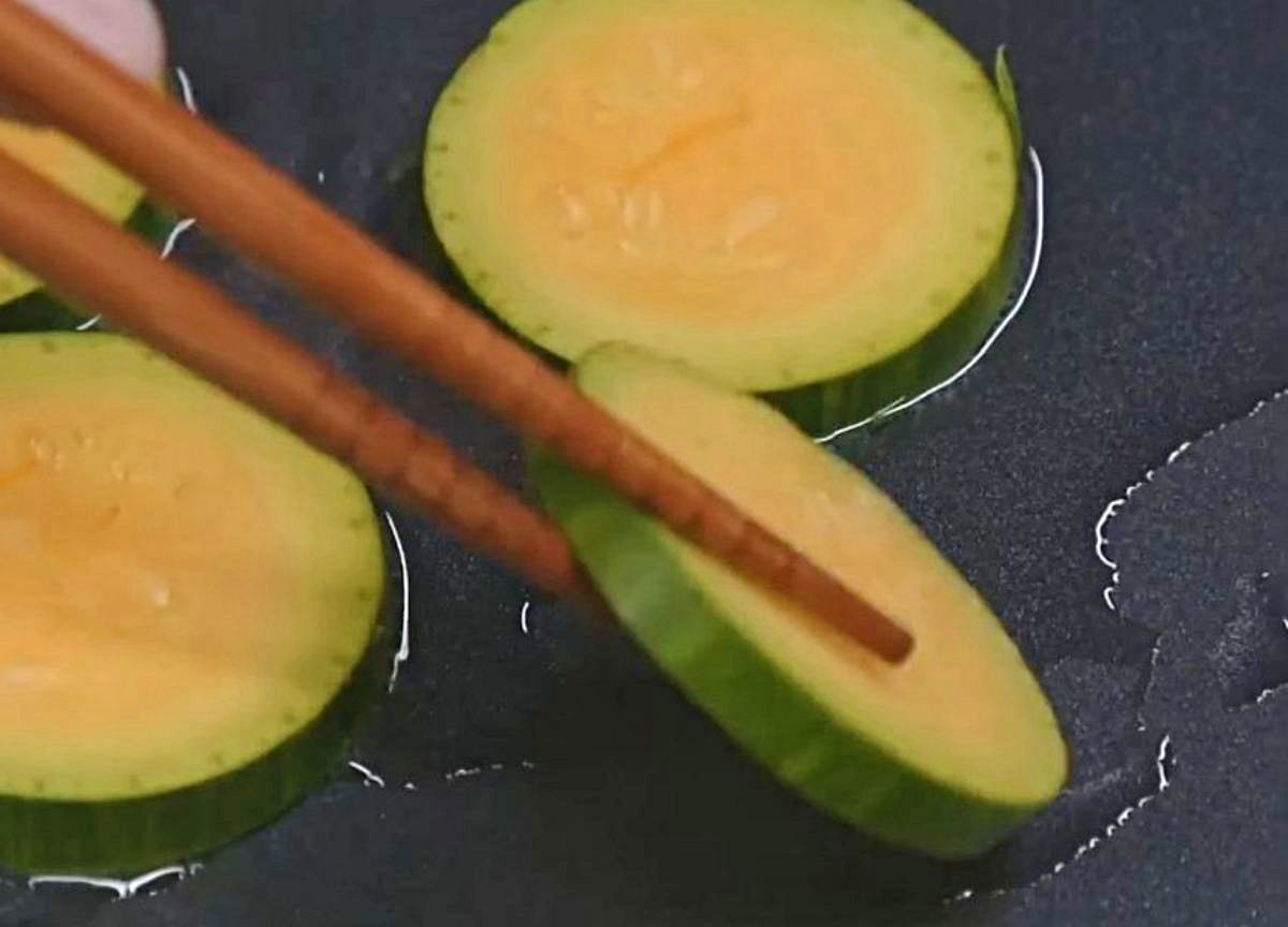 밀가루, 계란물 다 없이 그냥 식용유 위에 애호박 올리기. / KBS2 '신상출시 편스토랑'