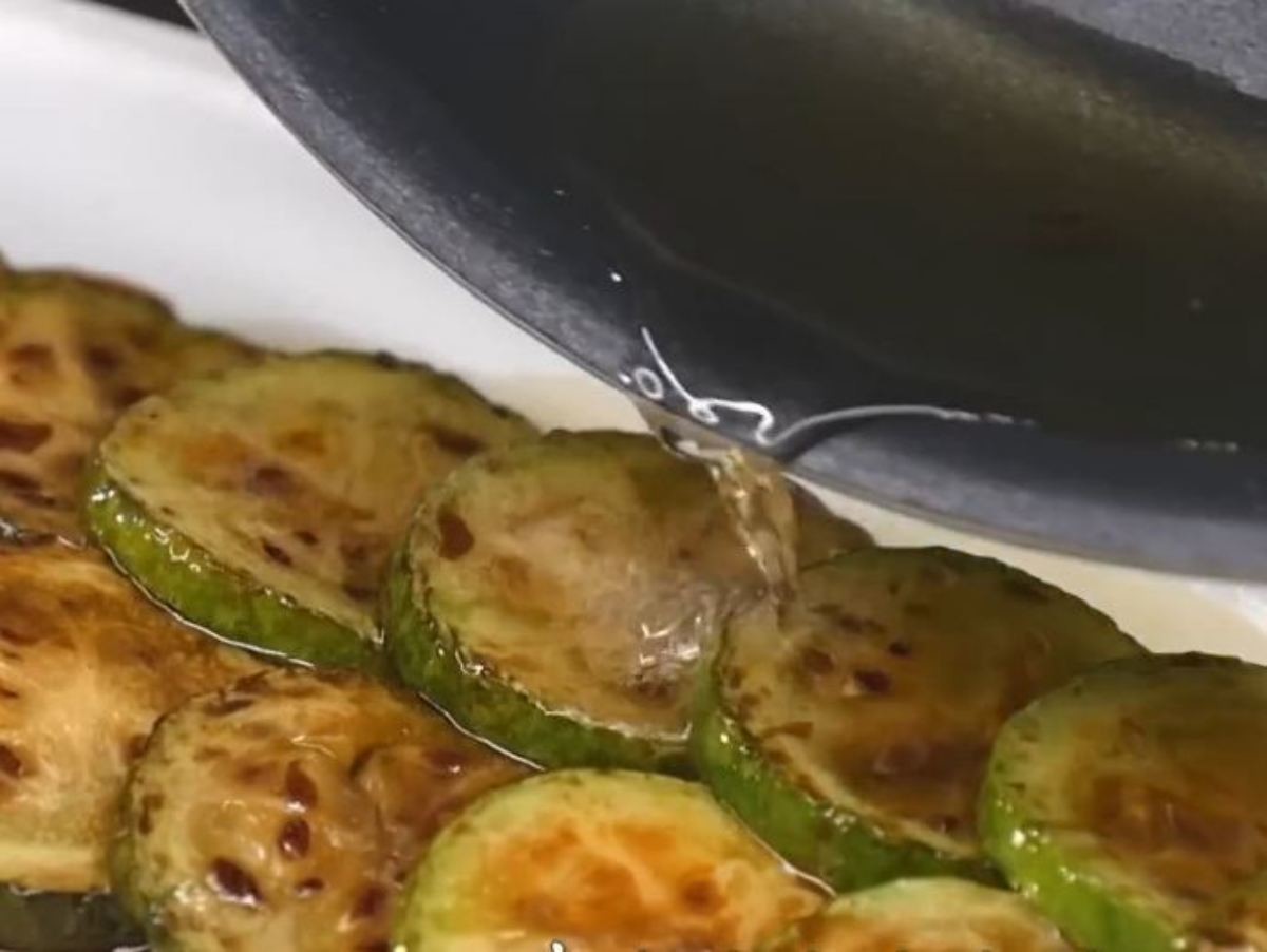 양조간장 뿌린 애호박 위에 팬에 남아 있는 뜨거운 기름을 간장 위로 그대로 부어준다. 간장이 순간적으로 눌리며 향이 올라오고 고소한 기름 향이 함께 더해진다. / KBS2 '신상출시 편스토랑'