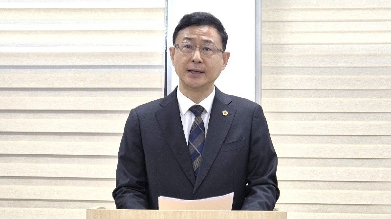 지난해 말 국민의힘 탈당을 선언한 민경배 대전시의원이 13일 시의회에서 기자회견을 열고 더불어민주당 복당을 선언하고 있다,/사진=김지연 기자