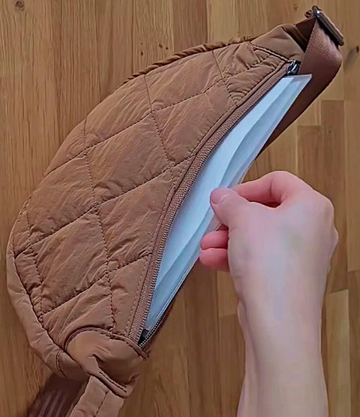 L자 파일 꿀팁 적용 완성. 구겨짐 없이 가방에 쏙 들어가는 파일과 종이. / 유튜브 'YummyAt12시에맛나요'