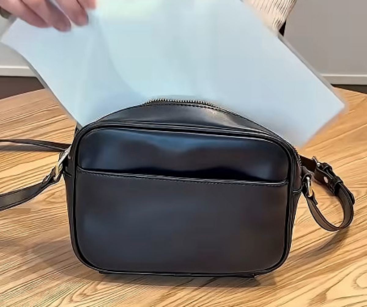 작은 가방에는 절대 들어가지 않는 종이. 이런 경우는 하루 파일에 넣어도 하루 종일 불편하게 종이를 들고 다녀야 한다. / 유튜브 '공간정복'