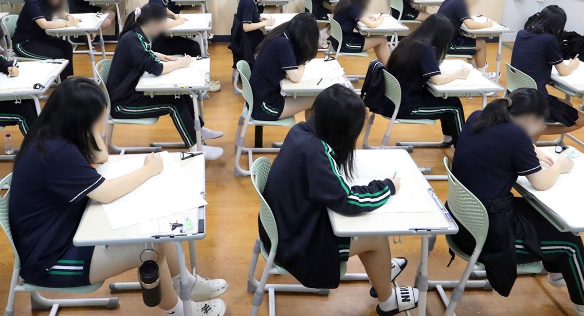 교실에서 시험을 보는 학생들 모습. 기사 이해를 돕기 위한 사진. 해당 기사 내용과 무관한 자료 사진입니다. / 뉴스1
