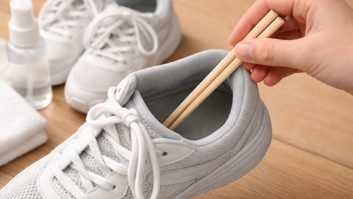 신발에 나무젓가락을 넣는 모습 / 기사 내용을 바탕으로 제작한 AI 이미지