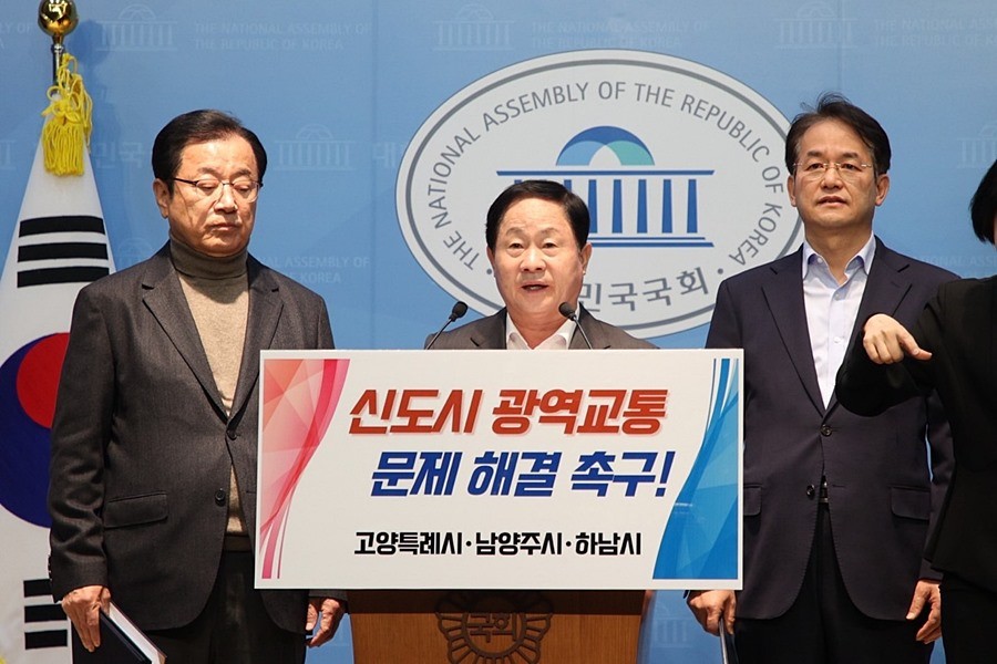 국회 소통관에서 공동 건의문을 발표 중인 주광덕 남양주시장(중앙)