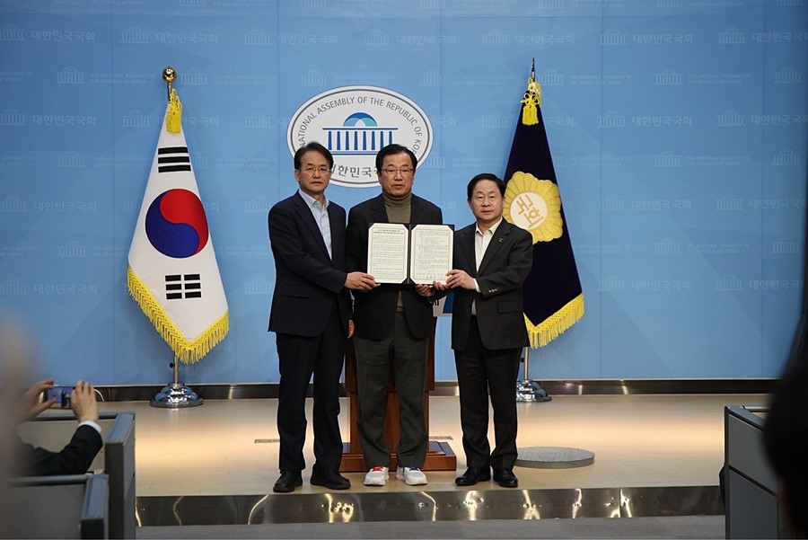 공동 서명한 건의문을 들고 기념 촬영 중인 주광덕 남양주시장(좌측)