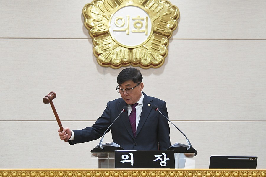 윤창철 의장이 제386회 임시회 제2차 본회의를 주재하고 있다