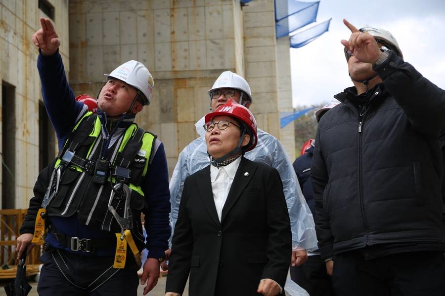 임이자 국회 재정경제기획위원장은 13일, 국민의힘 경북도지사 선거 예비경선을 앞두고 포항과 경주를 잇달아 방문하며 동해안권 민생 점검에 나섰다./임이자 의원실