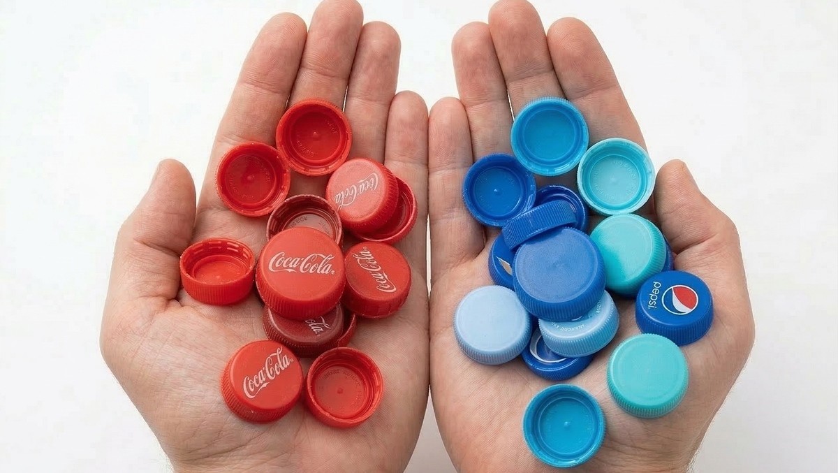 활용도 높은 페트병 뚜껑들 / AI 생성 이미지