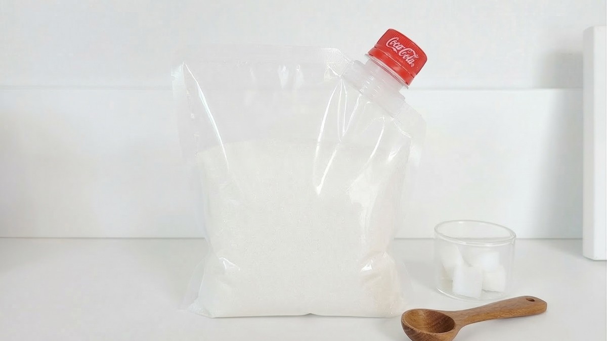 페트병 뚜껑을 활용한 봉지 마개 / AI 생성 이미지