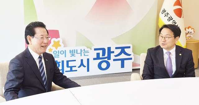 김영록 민주당 전남광주특별시장 예비후보(왼쪽)와 강기정 광주광역시장인 13일 광주시청에서 환담하고 있다.