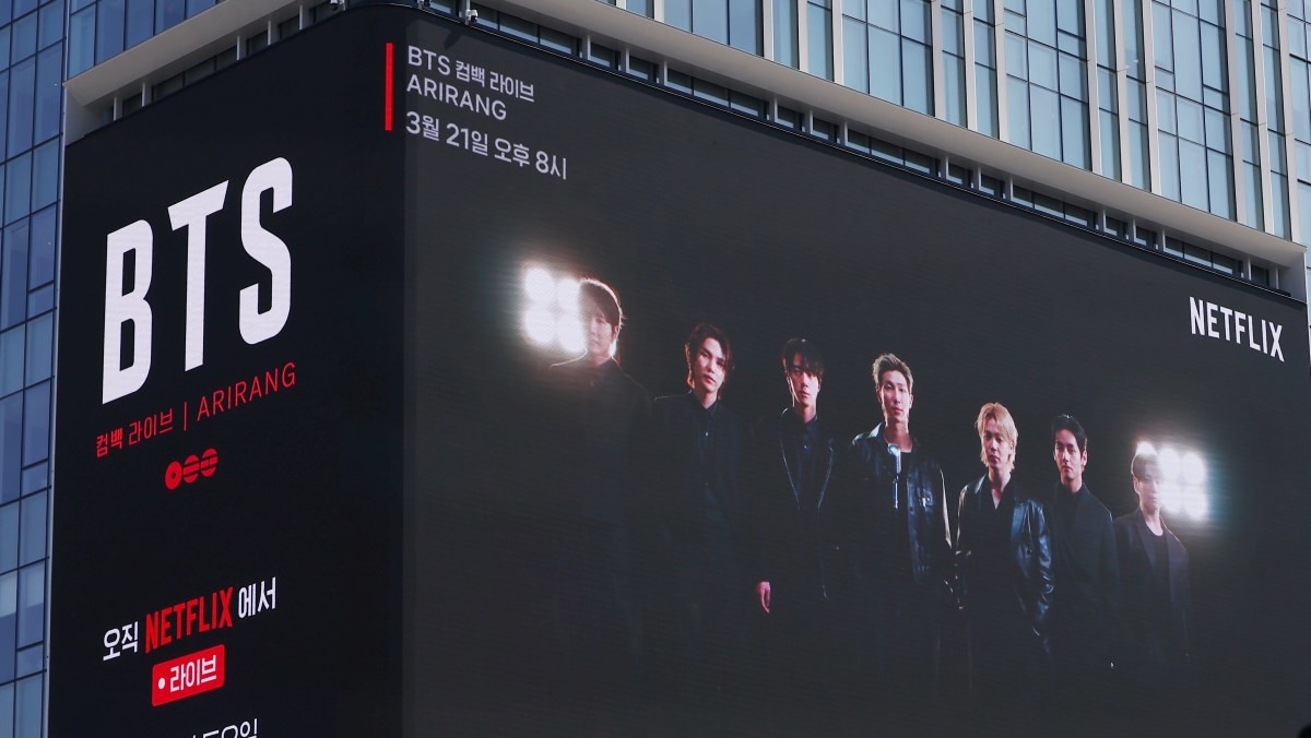 서울 광화문광장 인근 건물 외벽 전광판에 나오는 방탄소년단 공연 홍보 영상. / 뉴스1
