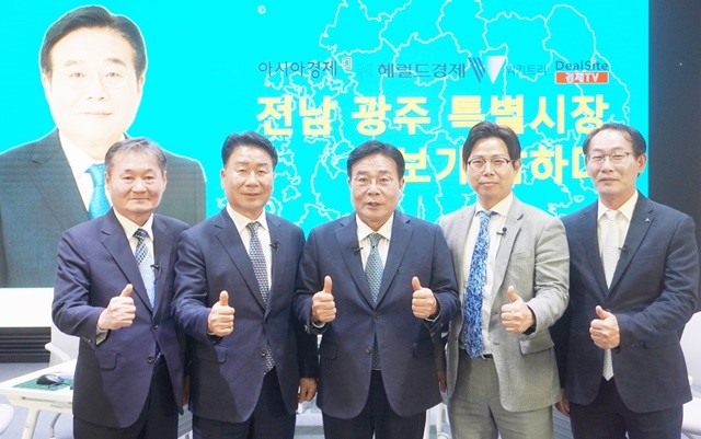 13일 오후 광주 남구 CGI센터 내 스튜디오에서 열린 전남광주통합특별시장 후보 토론회에서 노해섭 위키트리 광주전남취재본부장, 김우관 아시아경제 호남취재본부장, 이병훈 후보, 서인주 헤럴드경제 부장, 최동환 딜사이트경제TV 본부장(왼쪽부터)이 기념촬영을 하고 있다.