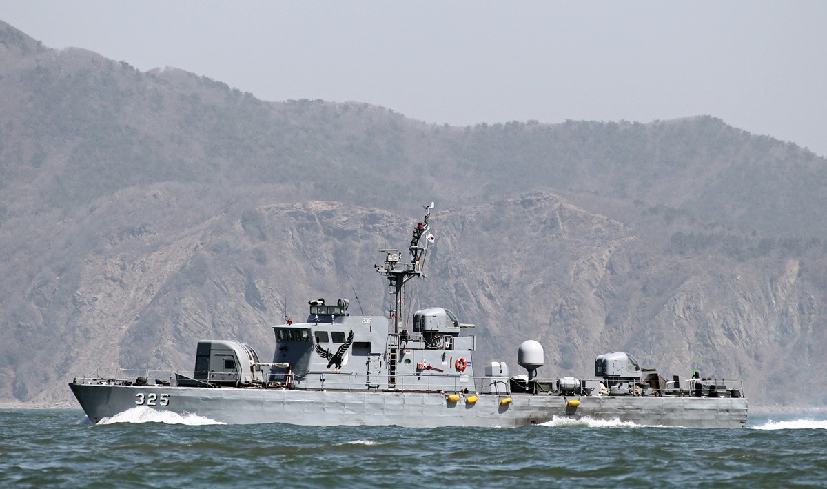 해군 고속정 참수리 325호 모습. 해군 고속정 '참수리 325호'가 고철로 폐기됐다고 해군이 14일 밝혔다. 해군은 애초 참수리 325호정의 역사적 가치를 고려해 군사재(안보전시물) 지정을 검토한 것으로 전해졌다. 하지만 육상 거치 및 함정 복원, 유지보수 비용 대비 안보전시물로서의 기대효과가 미흡한 점 등을 고려해 폐기를 결정했다고 해군은 설명했다. / 연합뉴스