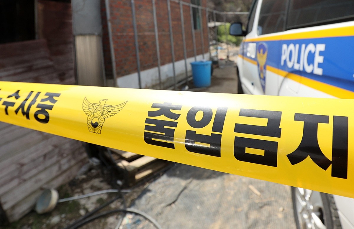 기사와 무관한 자료 사진. 토요일인 14일 오전 9시쯤 경기도 남양주시 오남읍 길거리에서 30대 여성이 남성에게 흉기에 찔렸다는 신고가 접수됐다. 출동한 경찰과 구급대원은 현장에서 심정지 상태의 여성을 발견해 인근 병원으로 긴급 이송했으나 끝내 숨진 것으로 전해졌다. 피의자인 40대 남성 A 씨는 차량을 이용해 피해 여성에게 접근한 뒤 흉기를 휘두른 뒤 도주한 것으로 파악했다. / 뉴스1