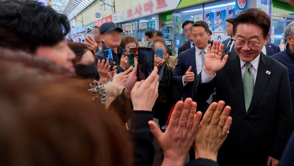 이재명 대통령이 13일 충북 청주 사창시장을 방문해 상인들과 인사하고 있다. / 청와대 제공, 뉴스1