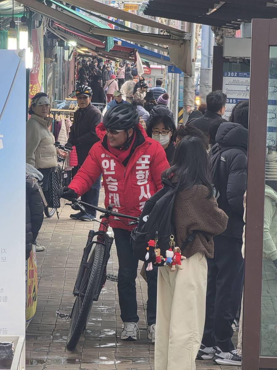 안승대 포항시장 예비후보(전 울산광역시 행정부시장)가 자전거를 타고 포항 전역을 돌며 민생 유세를 시작해 주목받고 있다./안승대 제공