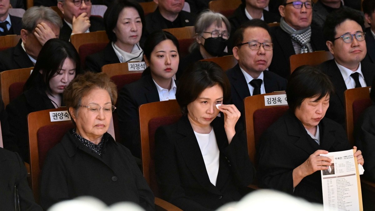 김혜경 여사가 14일 서울 동작구 원불교 소태산기념관에서 열린 故 이해찬 전 국무총리 49재에서 눈물을 닦고 있다. / 청와대통신사진기자단, 뉴스1