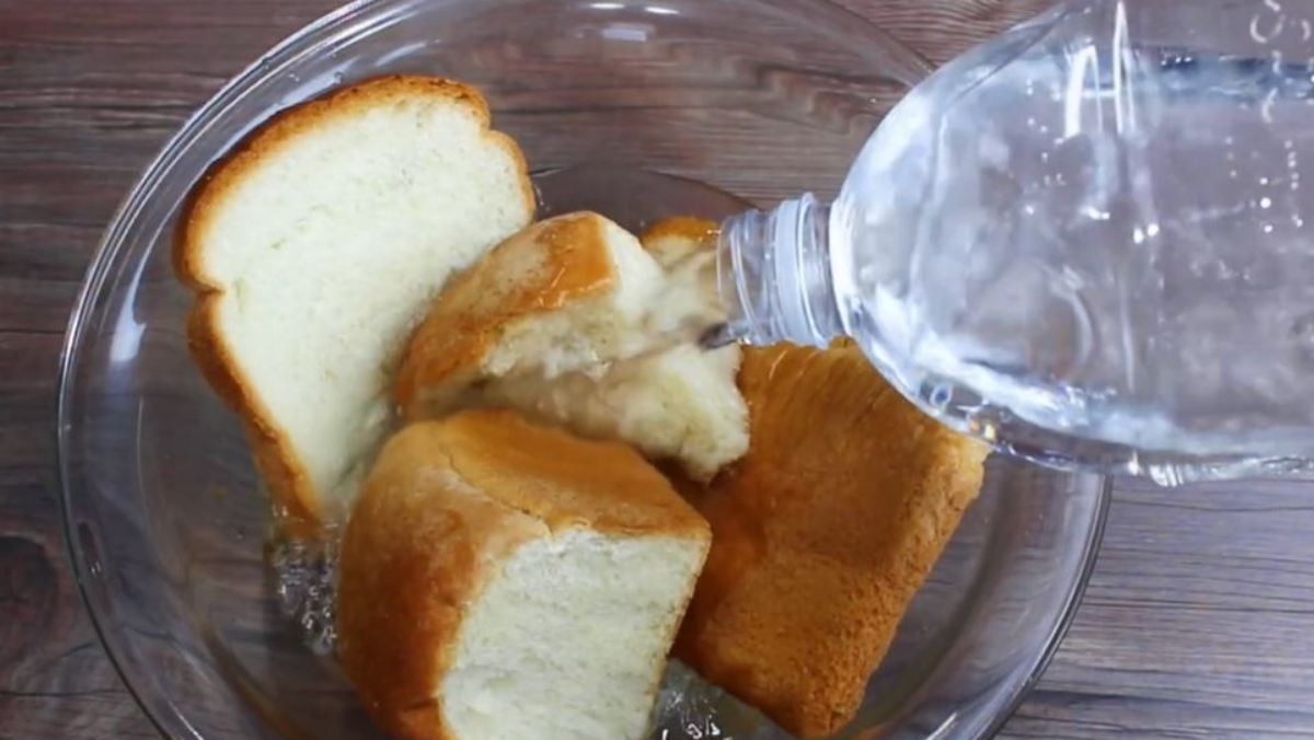 남은 식빵에 생수를 붓는 모습. / 유튜브 '집밥 korean home cooking'