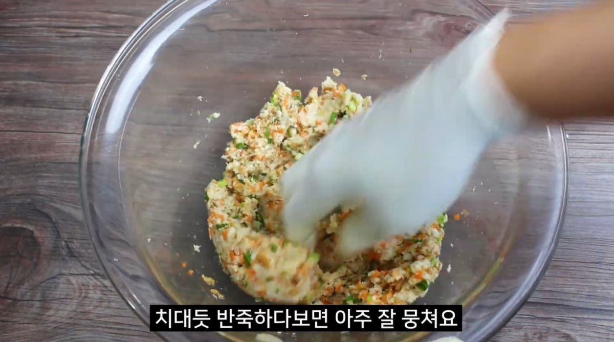 물에 적셔진 식빵에 다양한 재료를 넣고 반죽하는 모습. / 유튜브 '집밥 korean home cooking'