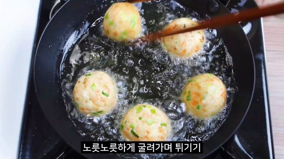 식빵 반죽을 튀겨주는 모습. / 유튜브 '집밥 korean home cooking'