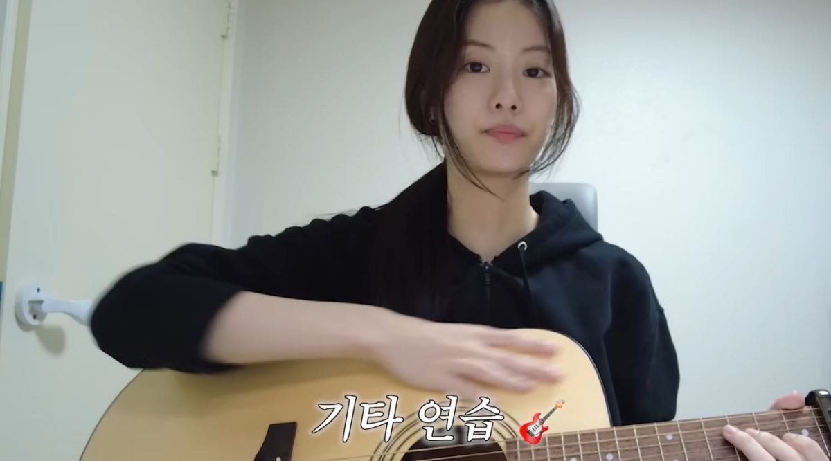 김가람이 기타 연습을 하는 모습. / 유튜브 'garamonly'
