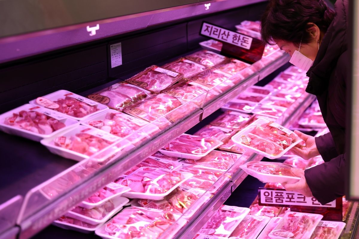 서울 시내 대형마트에서 시민들이 돼지고기 등 축산물을 살펴보고 있다.  / 연합뉴스