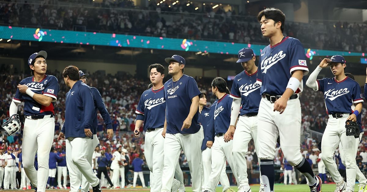 14일 미국 플로리다주 마이애미 론디포파크에서 열린 월드베이스볼클래식(WBC) 대한민국 대 도미니카공화국 준준결승전. 7회말 심판의 콜드게임 선언으로 0-10에 게임을 종료, 패배한 한국 선수들이 더그아웃으로 향하고 있다. / 연합뉴스