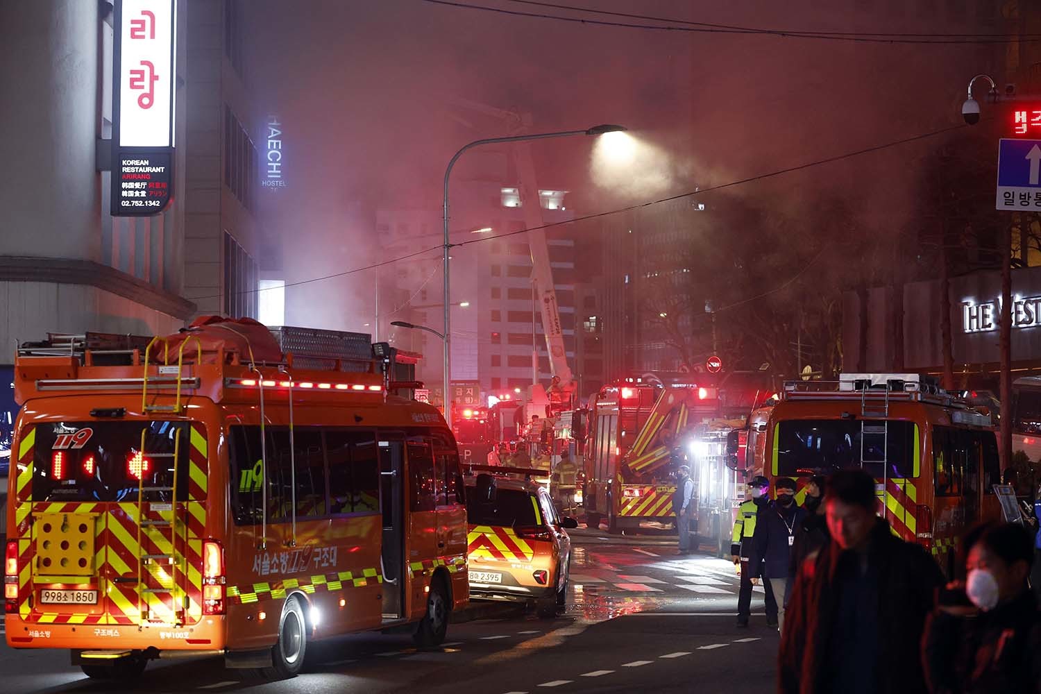 14일 외국인 관광객이 많이 투숙하는 서울 도심 숙박업소 건물에서 불이 나 10명의 부상자가 발생했다. / 뉴스1