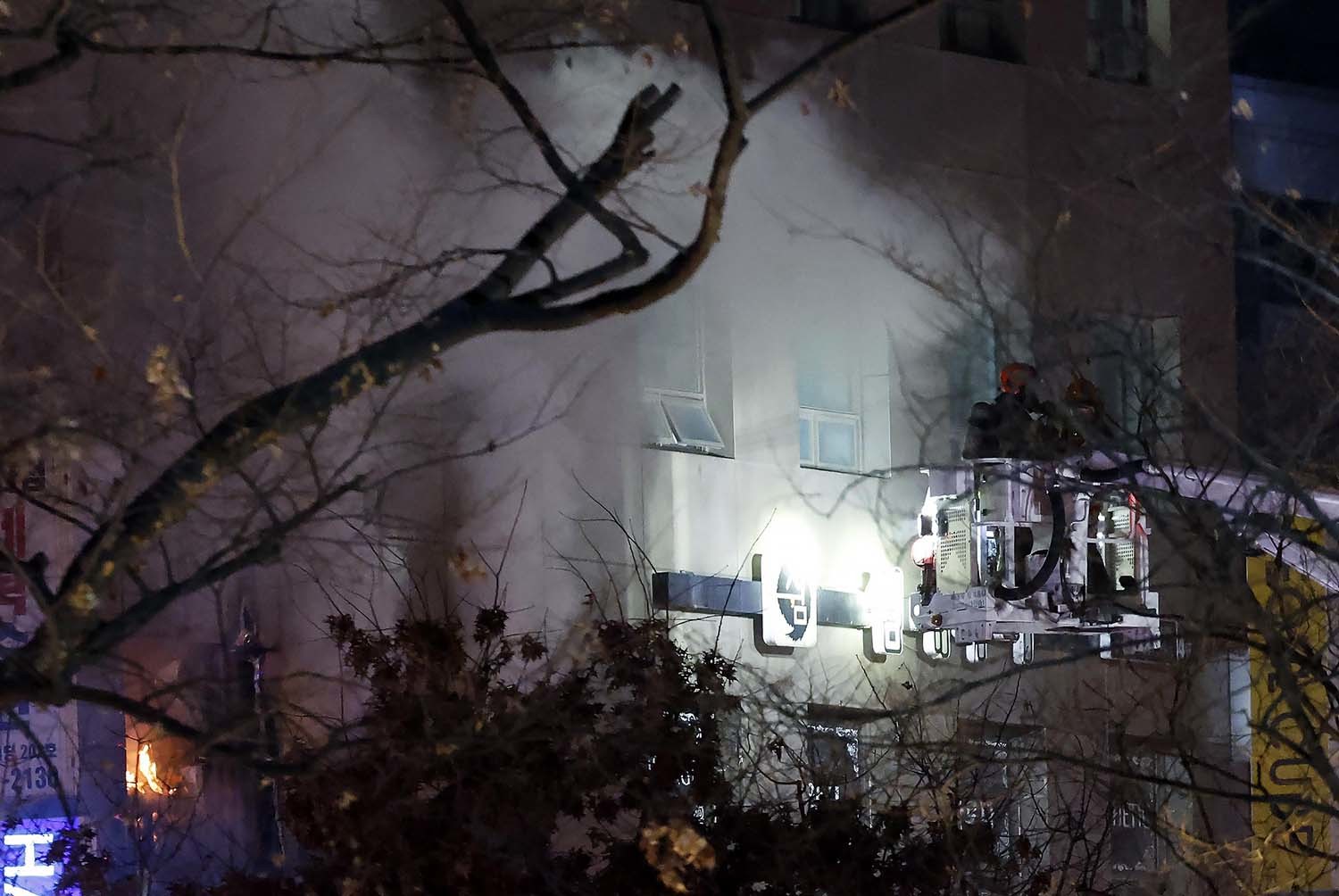 14일 외국인 관광객이 많이 투숙하는 서울 도심 숙박업소 건물에서 불이 나 10명의 부상자가 발생했다. / 뉴스1