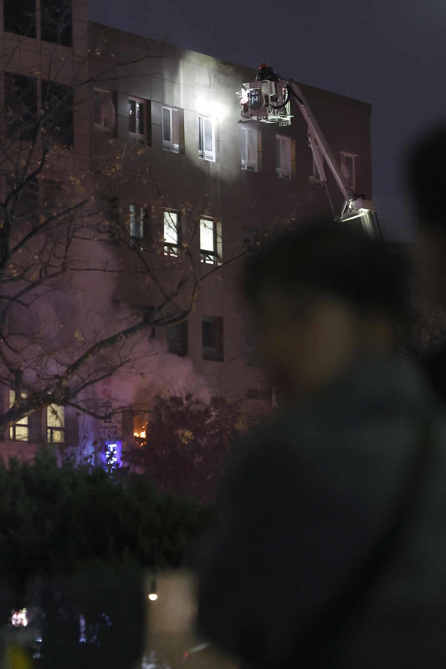 14일 외국인 관광객이 많이 투숙하는 서울 도심 숙박업소 건물에서 불이 나 10명의 부상자가 발생했다. / 뉴스1