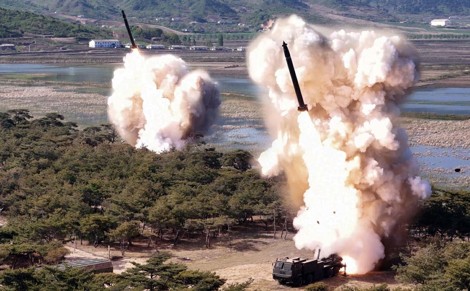 북한은 2025년 5월 8일 장거리포 및 미사일체계 합동타격훈련을 실시했다. 당시 훈련에는 '600mm 다연장방사포'와 전술탄도미사일 '화성포-11가형'이 동원됐다. / 노동신문