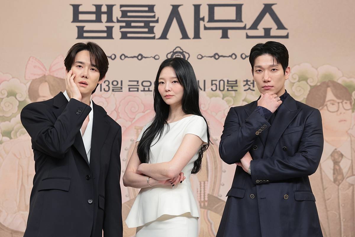 배우 유연석이 지난 11일 서울 양천구 목동 SBS에서 열린 새 금토드라마 '신이랑 법률사무소'(극본 김가영, 강철규/ 연출 신중훈) 제작발표회에 참석해 포즈를 취하고 있다. '신이랑 법률사무소'는 망자의 한을 통쾌하게 풀어주는 '신들린 변호사' 신이랑(유연석 분)과 승소에 모든 것을 건 '냉혈 엘리트 변호사' 한나현(이솜 분)의 기묘하고도 따뜻한 한풀이 어드벤처를 그린 드라마다 / 뉴스1