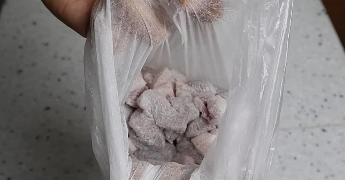 앞다리살을 비닐에 넣고? / 유튜브 '쿡잇파파 C.E.P.P'