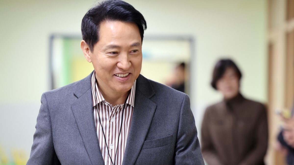 오세훈 서울시장이 지난 13일 서울의 한 초등학교를 방문해 초등안심벨 안전교육 모습을 지켜보기 위해 교실로 향하고 있다. / 연합뉴스