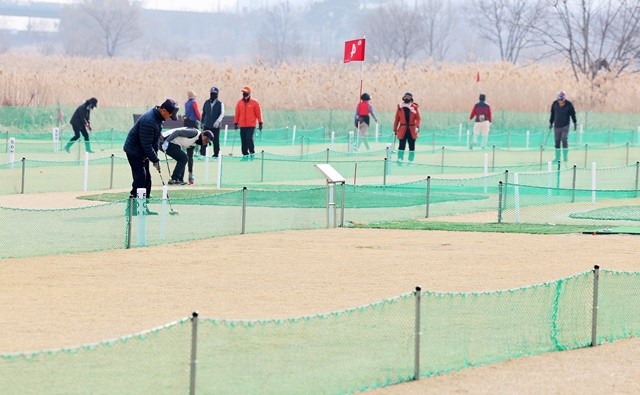 광산구가 지난 12일 운남동 107-3번지 일원에 9홀 규모인 운남파크골프장 조성을 완료해 시민들이 이용하고 있다.