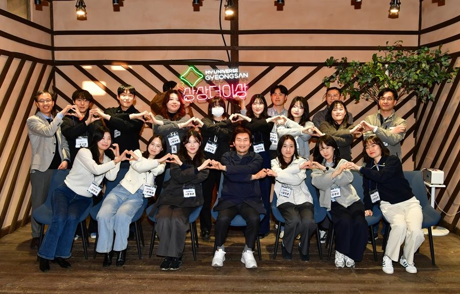 지난 13일 조현일 경산시장(앞줄 가운데) 경산시 소속 공무원들이 2026년 상상더이상 오리엔테이션 후 기념촬영을 하고 있다.  / 경산시 제공