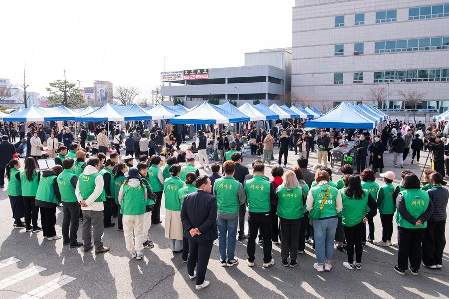 지난 14일 구미시 2026년 새마을알뜰벼룩장터가 구미시청 별관 주차장에서 열리고 있다. / 구미시 제공