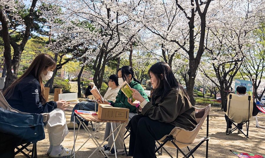 영진전문대 도서관이 한국교육학술정보원(KERIS)이 주관하는 ‘2026년 대학도서관 특성화 지원 사업’ 운영기관으로 선정됐다. 사진은 영진전문대 도서관이 지난해 개최한 봄맞이 독서 문화 행사 북피크닉 모습 / 영진전문대 제공