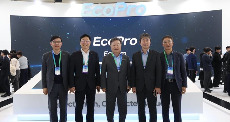 이동채 에코프로 창업주와 그룹 사장단들이 인터배터리2026 전시관에서 함께 사진 촬영을 하고 있다.(왼쪽부터)박석회 에코프로씨엔지 대표, 김윤태 에코프로이노베이션 대표, 이동채 에코프로 창업주, 송호준 에코프로 대표, 김종섭 에코프로에이치엔 대표/에코프로