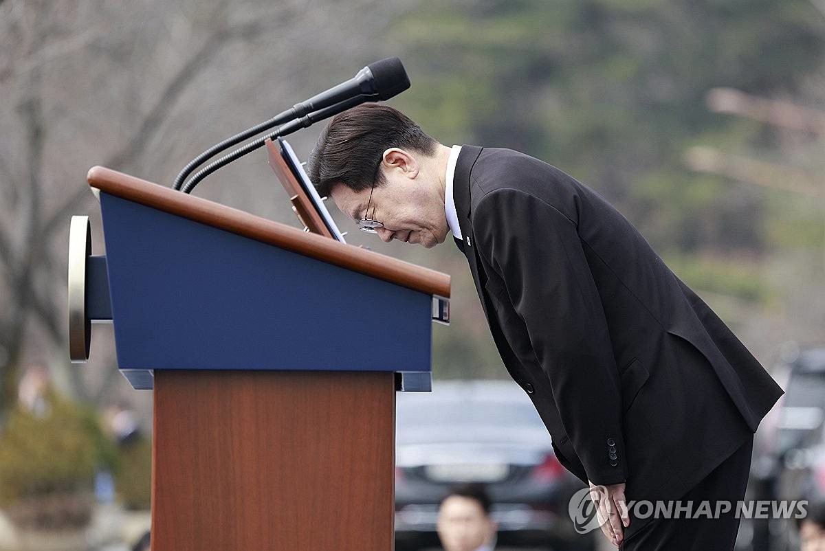 이재명 대통령이 15일 경남 창원시 마산회원구 국립 3·15 민주 묘지에서 열린 제66주년 3·15의거 기념식에서 기념사를 마친 뒤 참석자들을 향해 인사하고 있다 / 청와대통신사진기자단, 연합뉴스