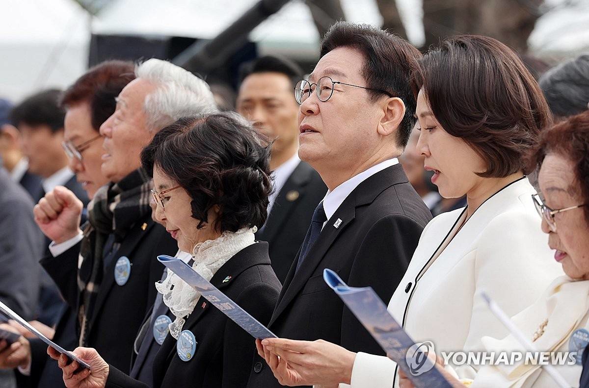 이재명 대통령과 참석자들이 15일 경남 창원시 마산회원구 국립 3·15 민주 묘지에서 열린 제66주년 3·15의거 기념식에서 3·15의거 노래를 제창하고 있다 / 청와대통신사진기자단, 연합뉴스